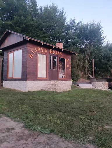 Дерев’яний будиночок з написом «Лісова казка»