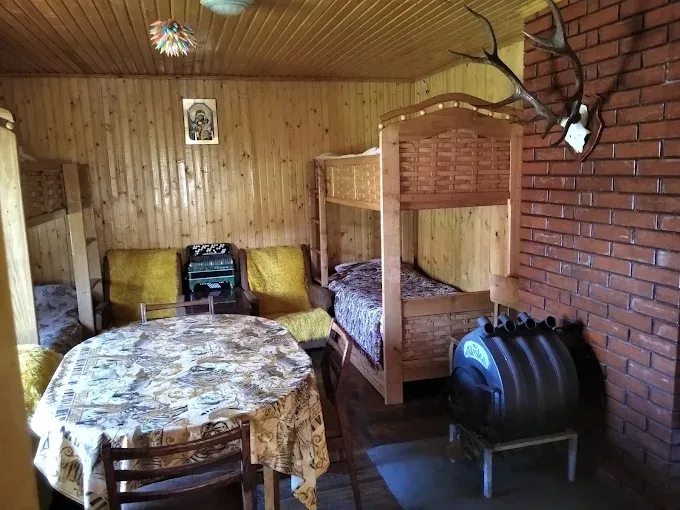 Кімната в будиночку з двоярусними ліжками та піччю