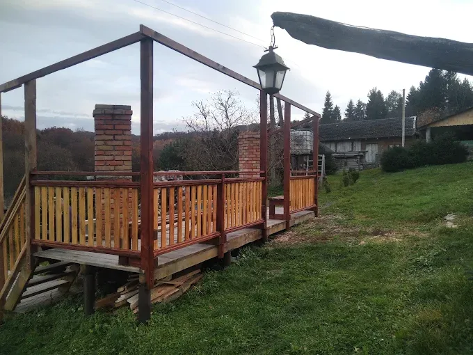 Дерев’яна тераса з ліхтарем восени